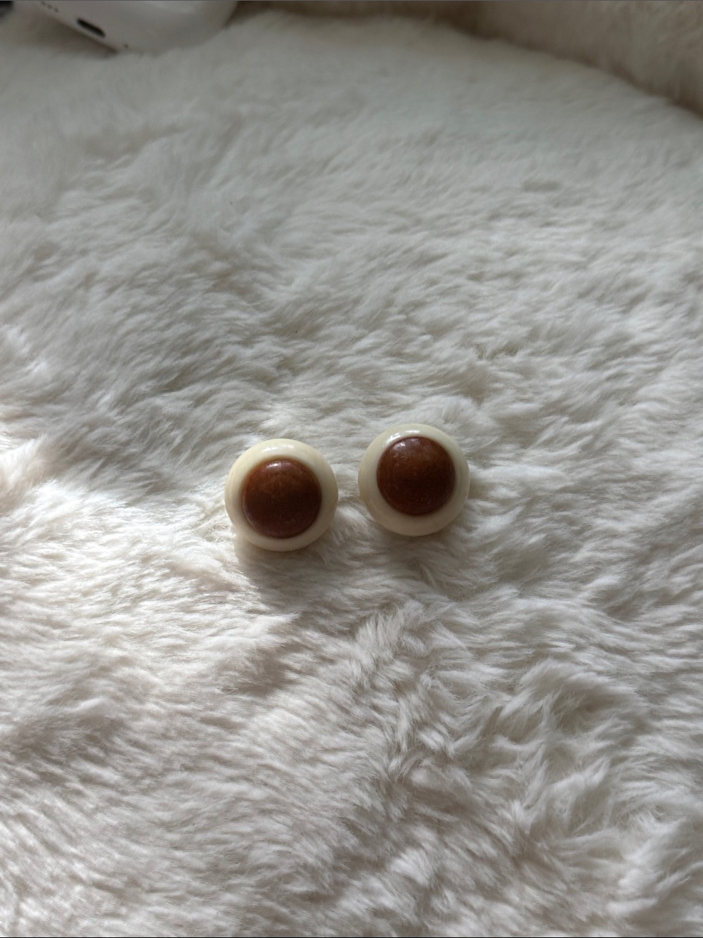Vintage-inspired brown & ivory round clip-on stud earrings white cream wood